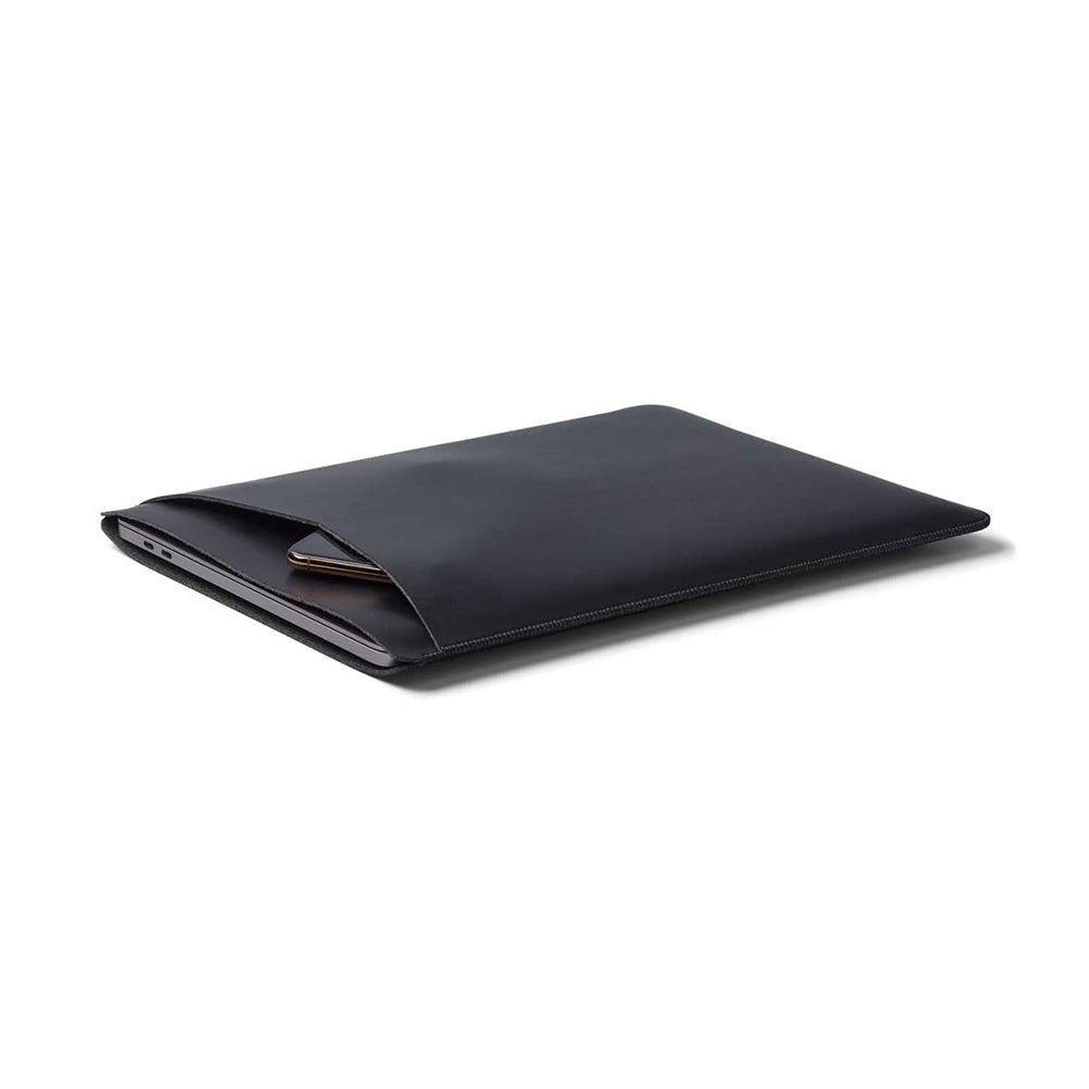 Philbert UltraSlim Vegan Leather Sleeve w. Strap for MacBook / Laptop 16" (36 x 26 x 2 cm) - Black